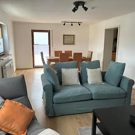 Graf, Balkon, Parkplatz, Kueche, Grosses Wohnzimmer Mit Fernseher Daire