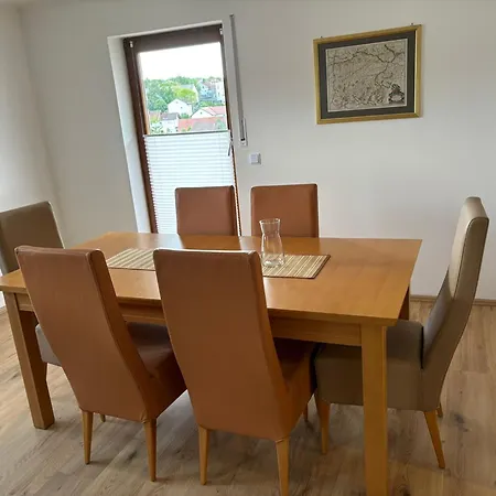 Graf, Balkon, Parkplatz, Kueche, Grosses Wohnzimmer Mit Fernseher Daire
