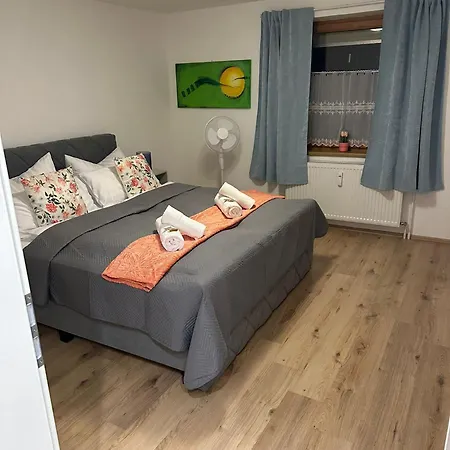 Ferienwohnung Graf, Balkon, Parkplatz, Kuche, Grosses Wohnzimmer Mit Fernseher