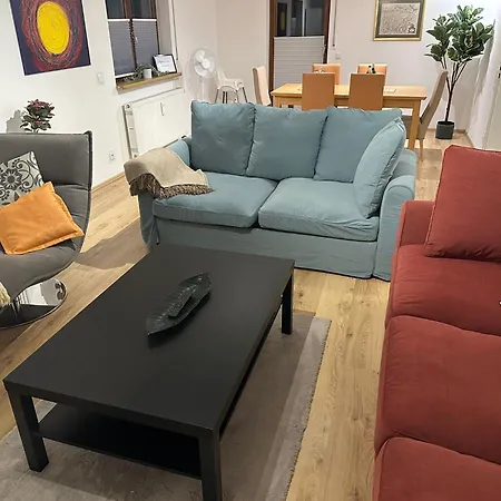 Graf, Balkon, Parkplatz, Kueche, Grosses Wohnzimmer Mit Fernseher Daire Regen