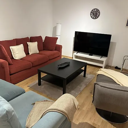 Daire Graf, Balkon, Parkplatz, Kueche, Grosses Wohnzimmer Mit Fernseher *